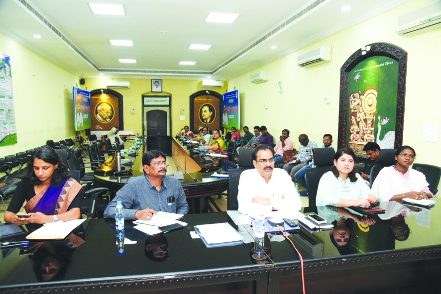 అభివృద్ధి, సంక్షేమంపై కలెక్టర్‌ సమీక్ష