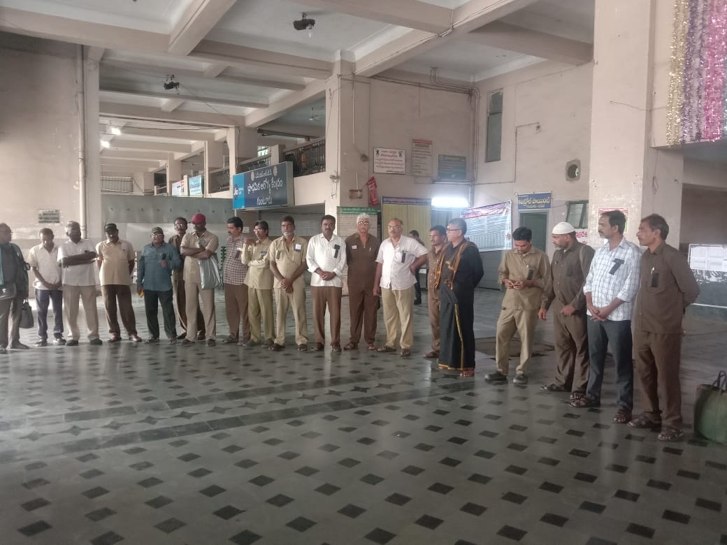 డ్రైవర్‌పై దాడి చేసిన వారిని శిక్షించాలి