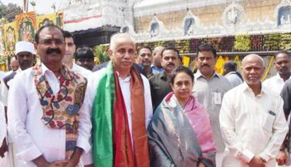 governor-worships-at-tirumala-temple