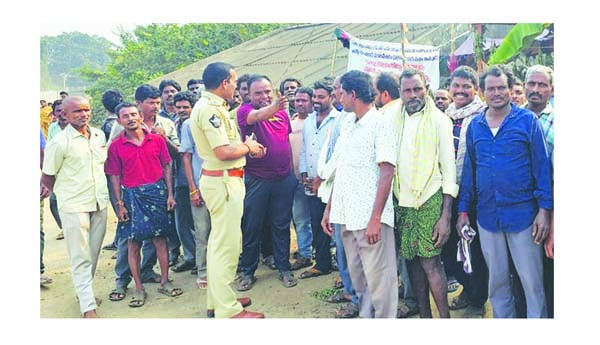 ఆక్సైడ్‌ ప్లాంట్‌ కార్మికుల ఆందోళన బాట