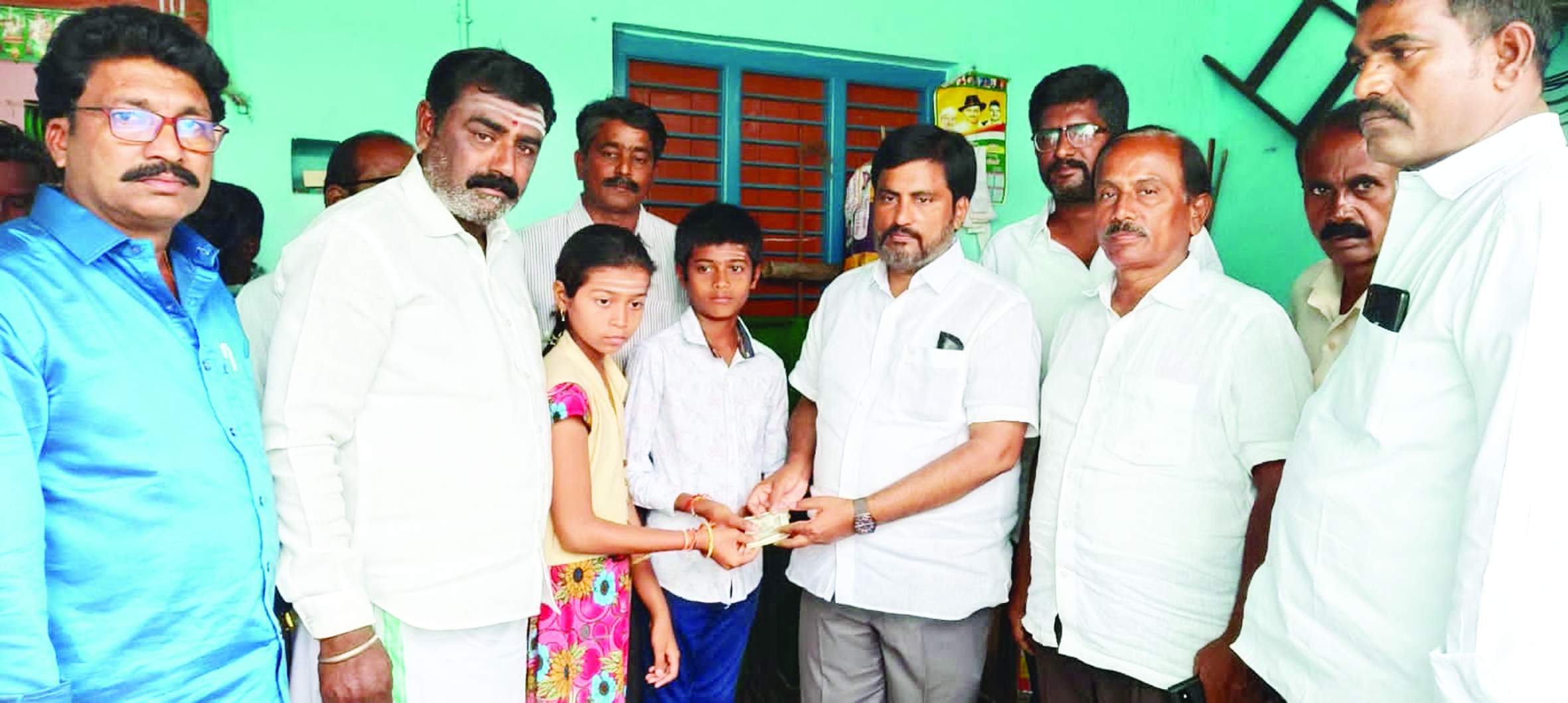 ఆర్థిక సాయం అందజేస్తున్న నాయకులు