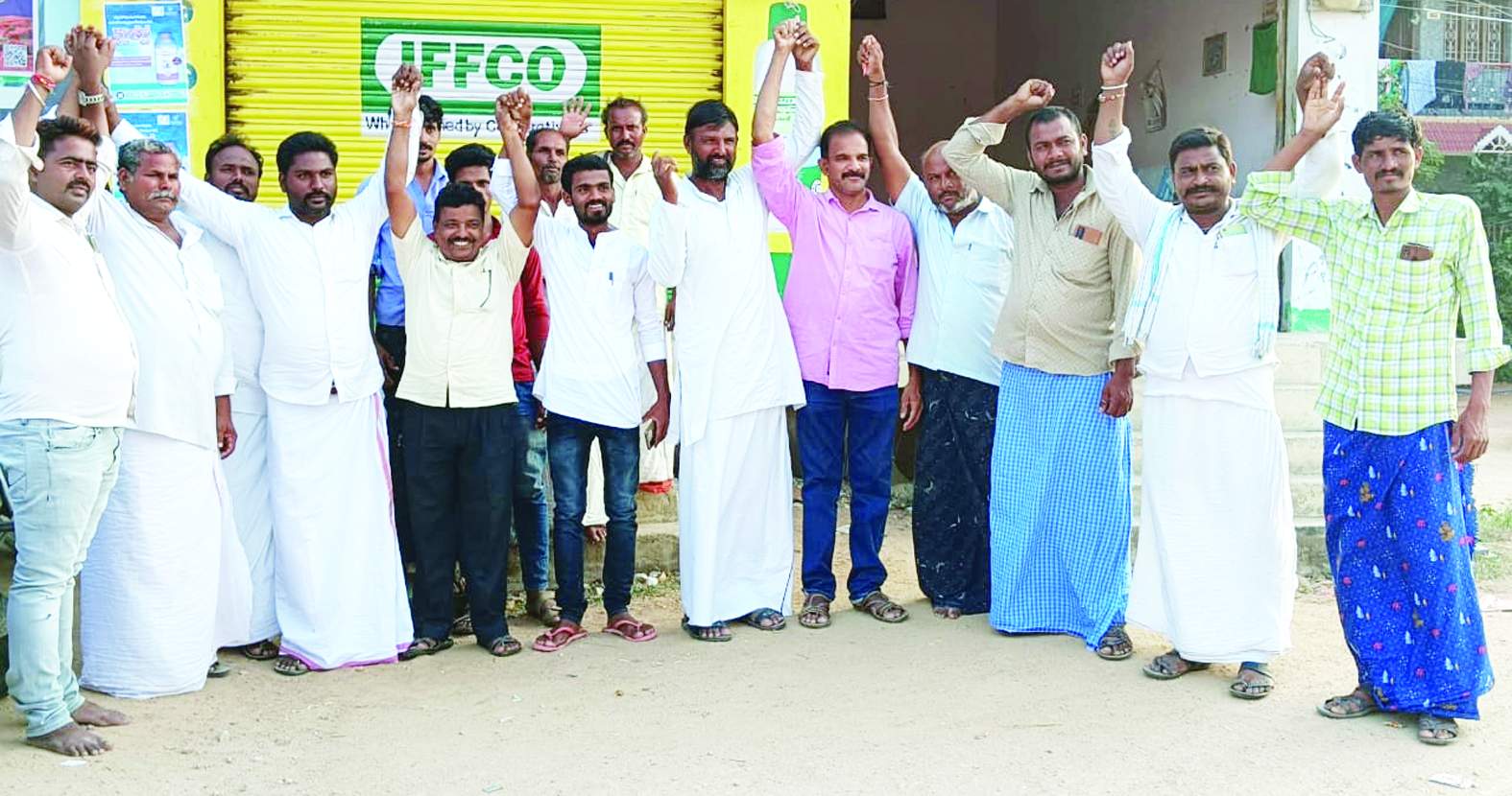 మాట్లాడుతున్న నాయకులు