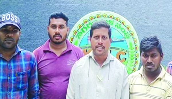 జీతాలు ఇప్పించాలని క్లాప్‌ డ్రైవర్స్‌ వినతి