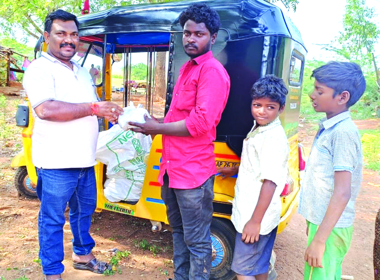 భోజనం ప్యాకెట్లు వితరణ