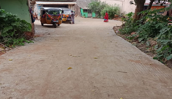 వి.జల్లుపుట్టుగలో రోడ్డు వేశారు