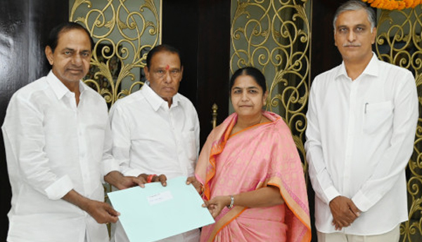 /Sunitha-Lakshmareddy-as-Narsapur-BRS-candidate