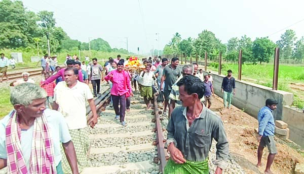  శ్మశానానికి రోడ్డు సౌకర్యం కల్పించాలని నిరసన