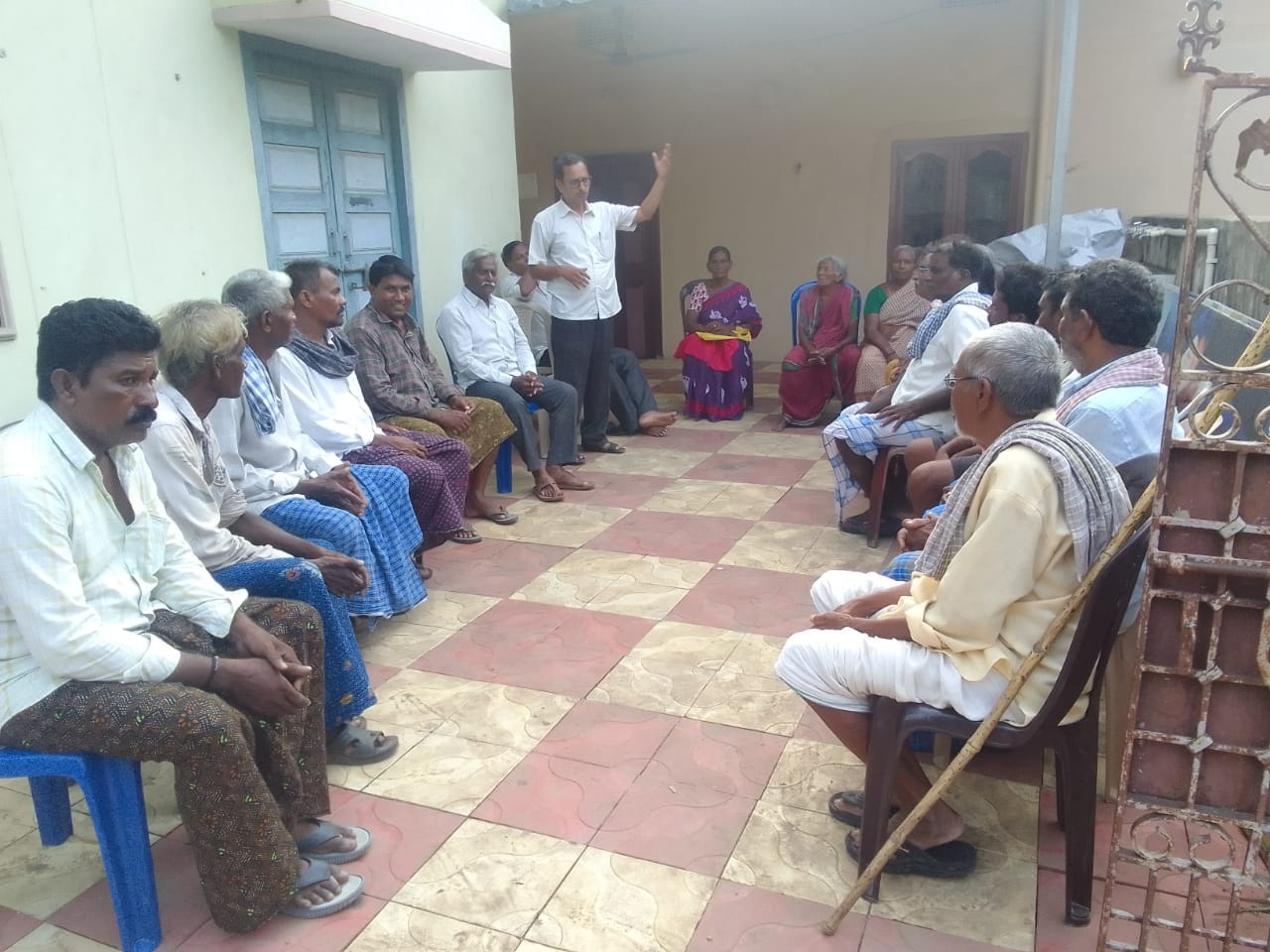 దళితుల సాగు భూముల్లో బోర్లేయాలి