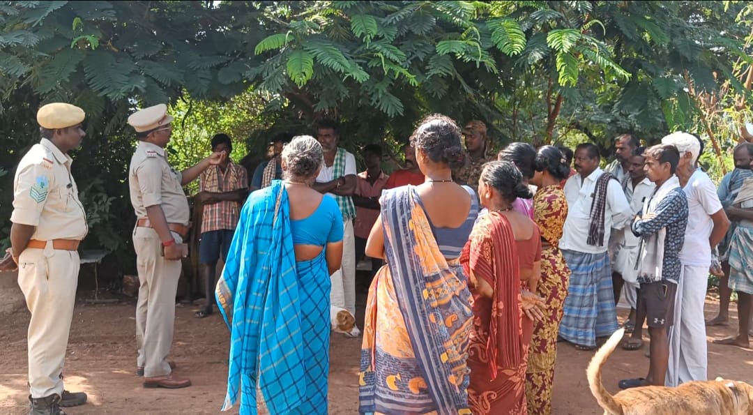  గ్రామస్తులతో మాట్లాడుతున్న ఫారెస్ట్ అధికారి