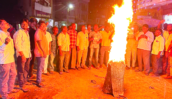 టిడిపి ఆధ్వర్యాన జగనాసుర దహనం