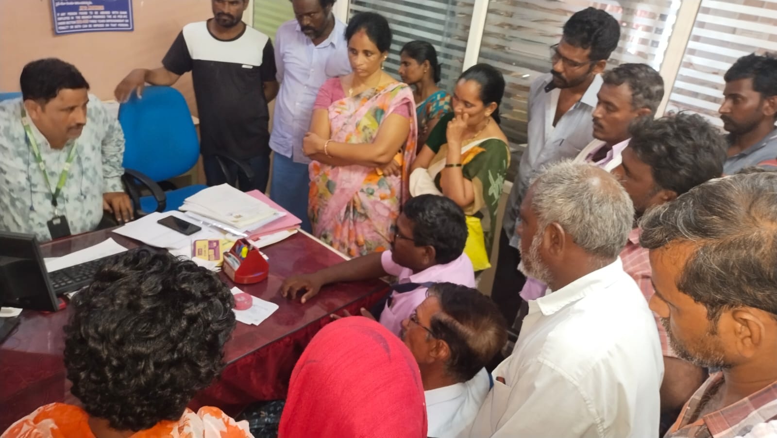 15 రోజుల్లో ఇవ్వకుంటే బ్యాంకును ముట్టడిస్తాం