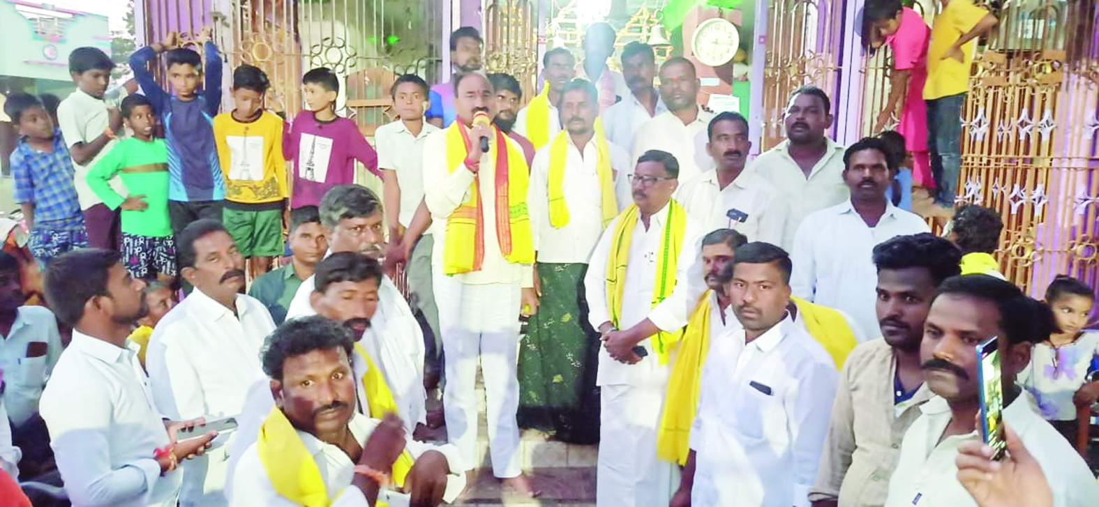 సమావేశంలో మాట్లాడుతున్న తిక్కారెడ్డి