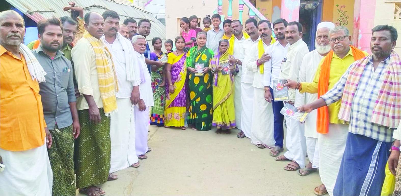 'బాబుతో నేను' నిర్వహిస్తున్న టిడిపి నాయకులు