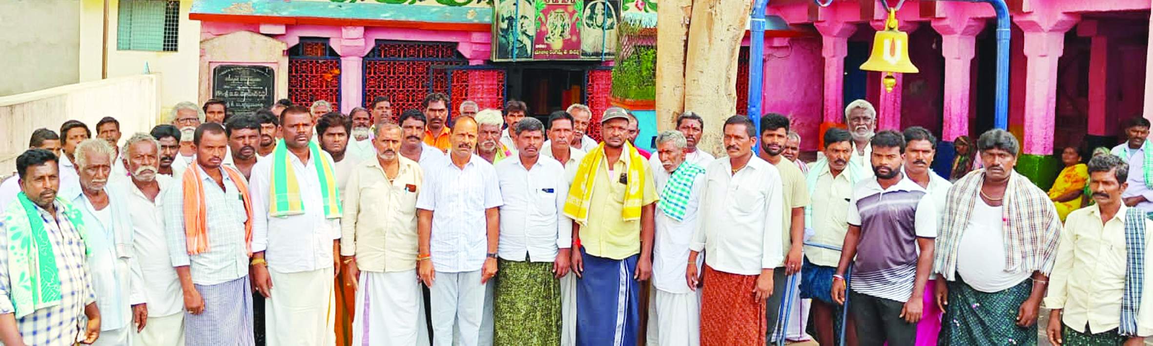 మాట్లాడుతున్న ఆలయ ధర్మ కర్త, గ్రామస్తులు