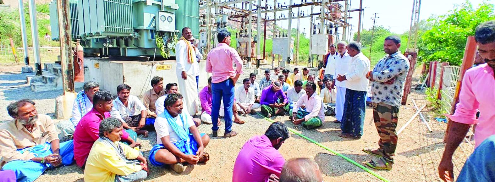 సబ్‌ స్టేషన్‌ ముందు బైఠాయించిన రైతులు