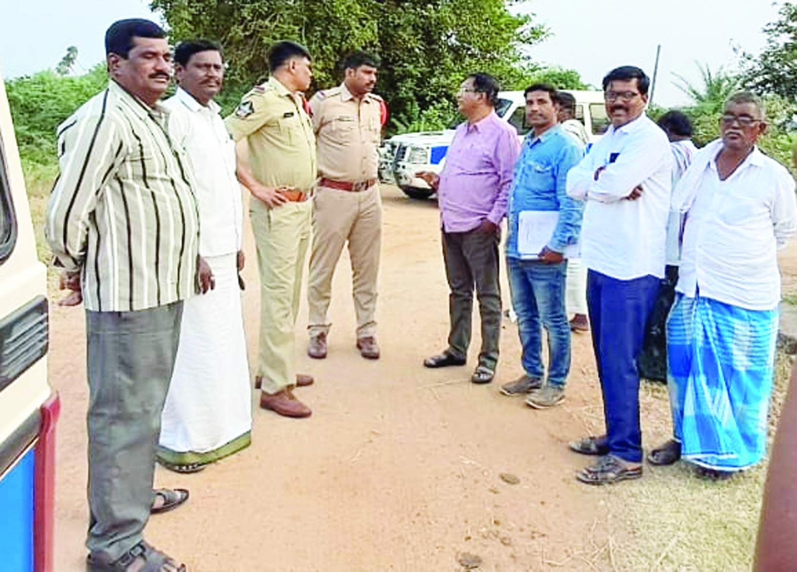 కాలువపై పర్యటిస్తున్న ఇఇ శైలేశ్వర్‌