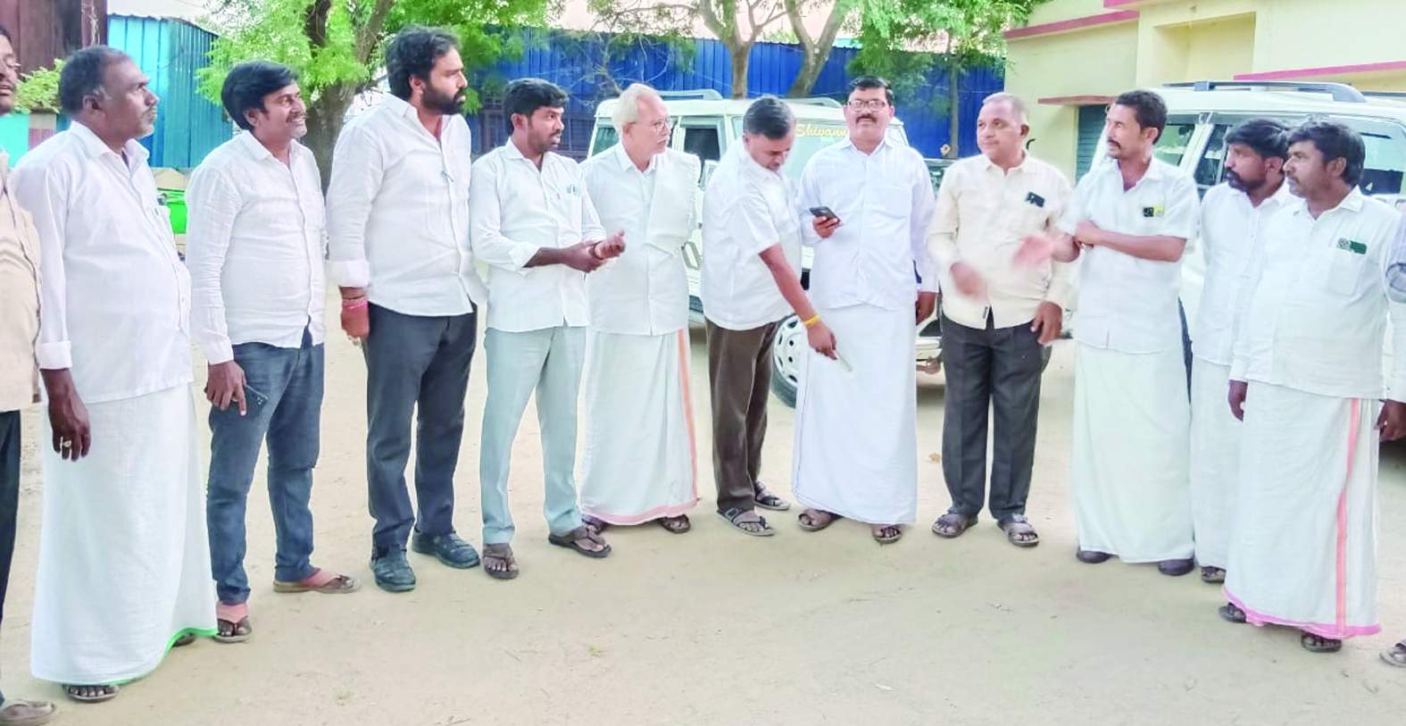 కౌతాళంలో మాట్లాడుతున్న వైసిపి నాయకులు