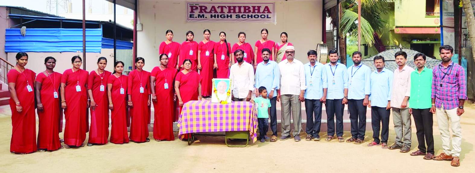 నివాళులర్పిస్తున్న సిబ్బంది