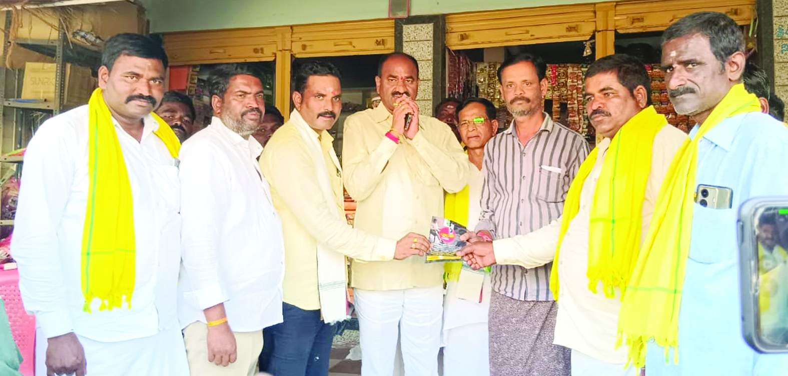 కౌతాళంలో మాట్లాడుతున్న తిక్కా రెడ్డి