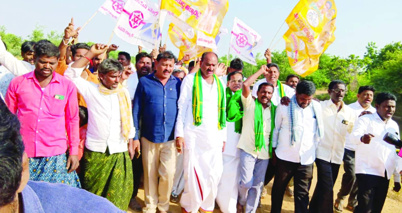 వంటావార్పులో పాల్గొన్న తిక్కారెడ్డి, నాయకులు