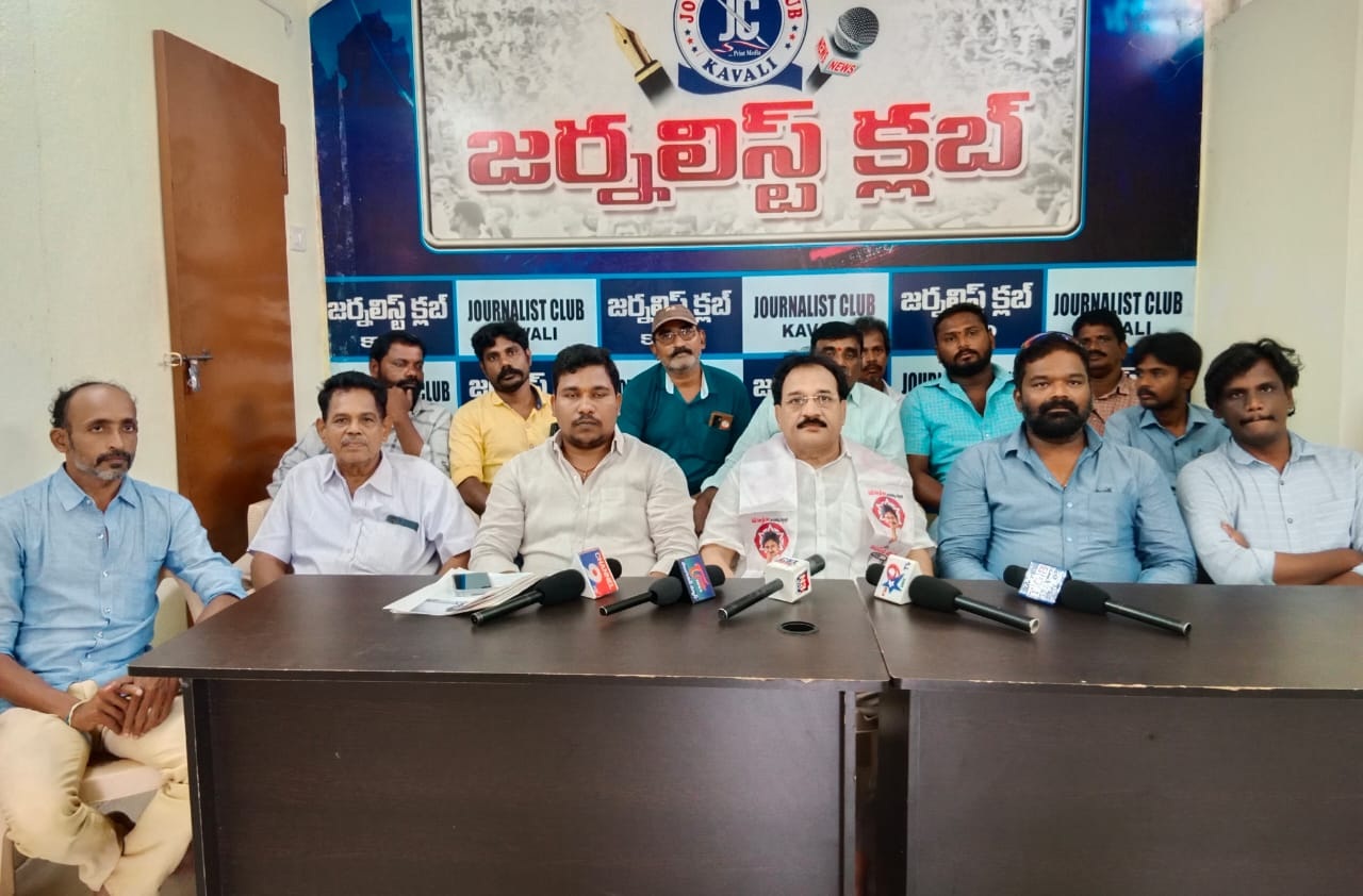 ఎంఎల్‌ఎ వెంటే రౌడీమూకలు