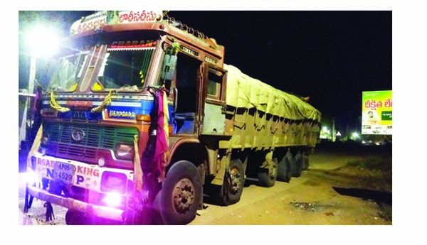 అధిక లోడుతో ఒడిశా ఇసుక లారీలు