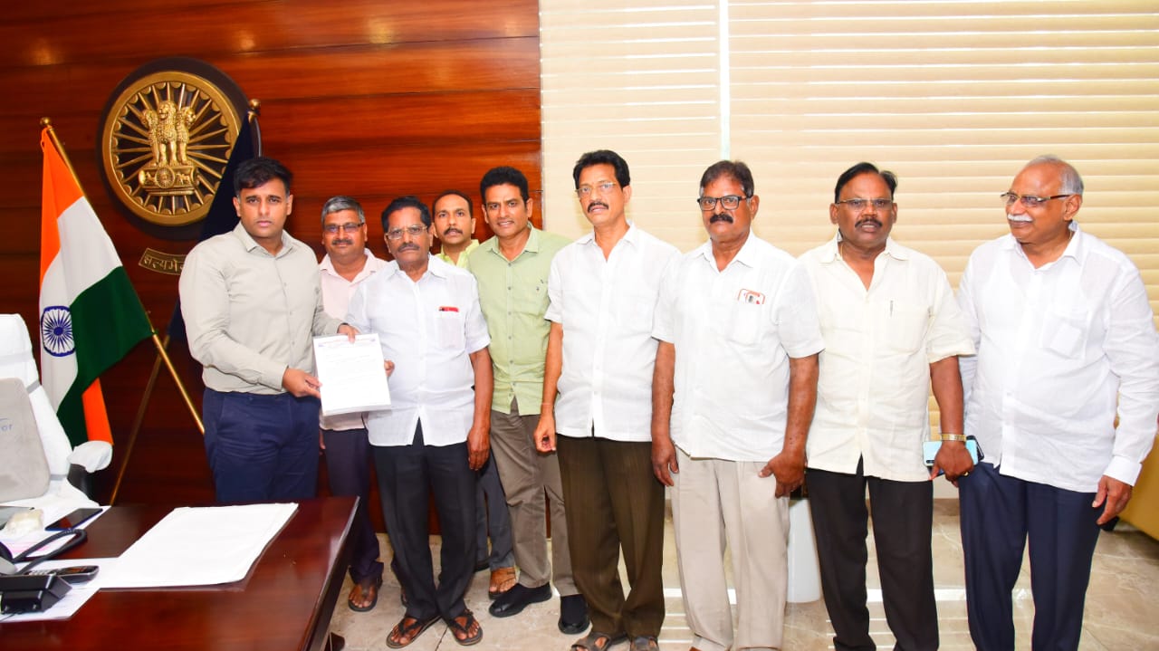 సిపికి లారీ ఓనర్స్‌ వినతిపత్రం