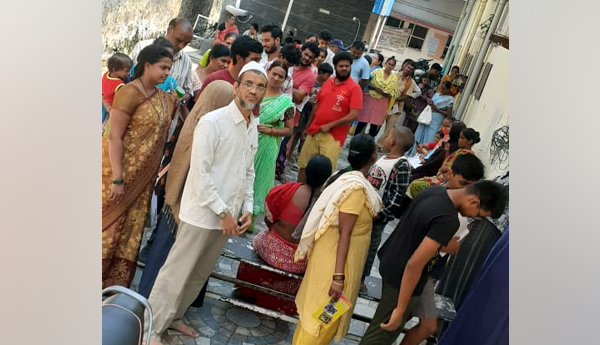 మందుల విభాగం వద్ద షెడ్డు నిర్మించాలి