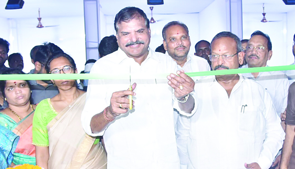 డ్వాక్రా ఉత్పత్తులను ఆదరించాలి