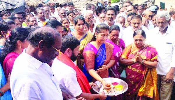 రోడ్డు పనులకు ఎమ్మెల్యే శంకుస్థాపన