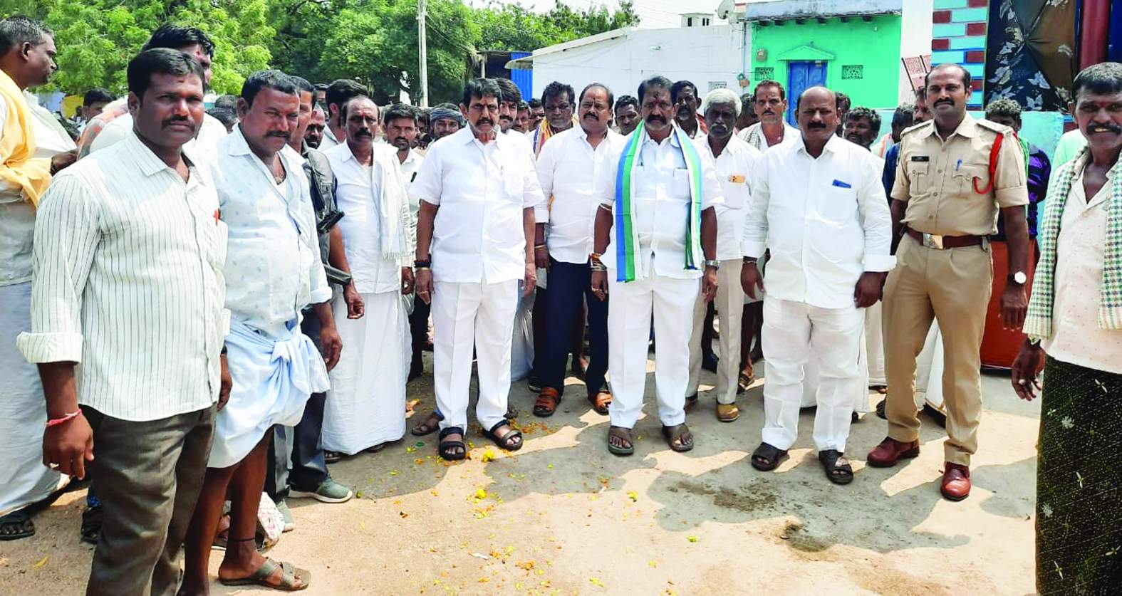 స్వాగతం పలుకుతున్న నాయకులు