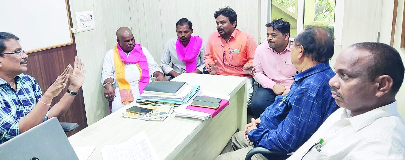 తనిఖీలు చేపడుతున్న అధికారులు