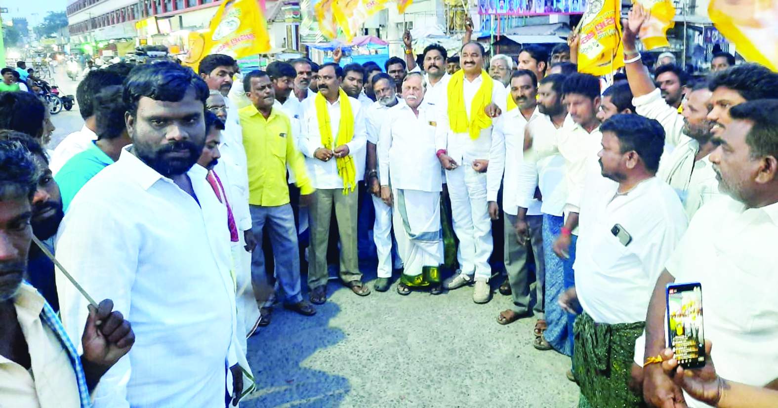 మంత్రాలయంలో సంబరాలు చేసుకుంటున్న నాయకులు