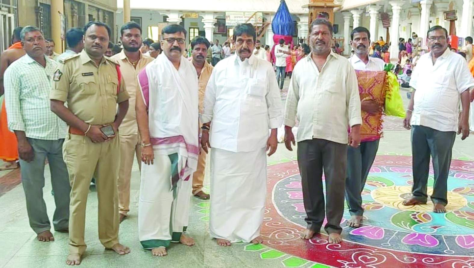 పూజలు నిర్వహిస్తున్న సీతారామిరెడ్డి