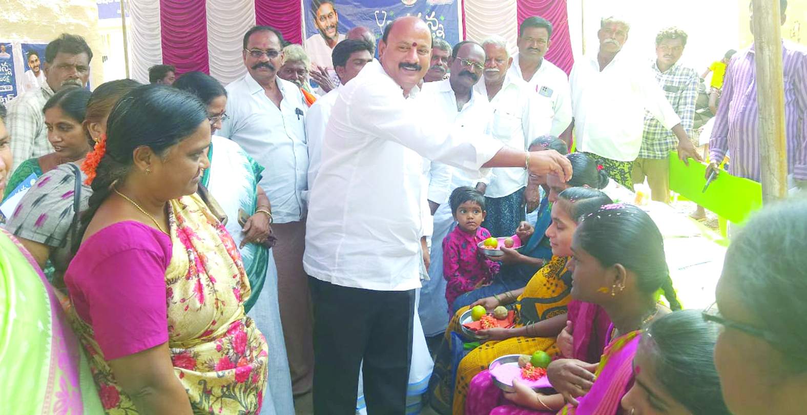 గర్భిణులను ఆశీర్వదిస్తున్న భీమిరెడ్డి