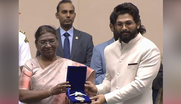 రాష్ట్రపతి చేతుల మీదుగా జాతీయ ఉత్తమ నటుడి అవార్డు అందుకున్న అల్లు అర్జున్‌