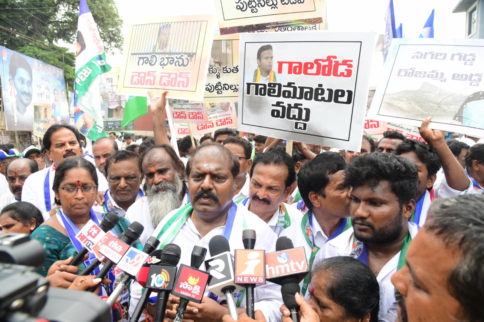మీడియాతో మాట్లాడుతున్న రామ్‌ప్రసాద్‌రెడ్డి 