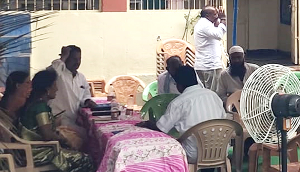 జగనన్న సురక్ష శిబిరంలో సినిమా పాటలు