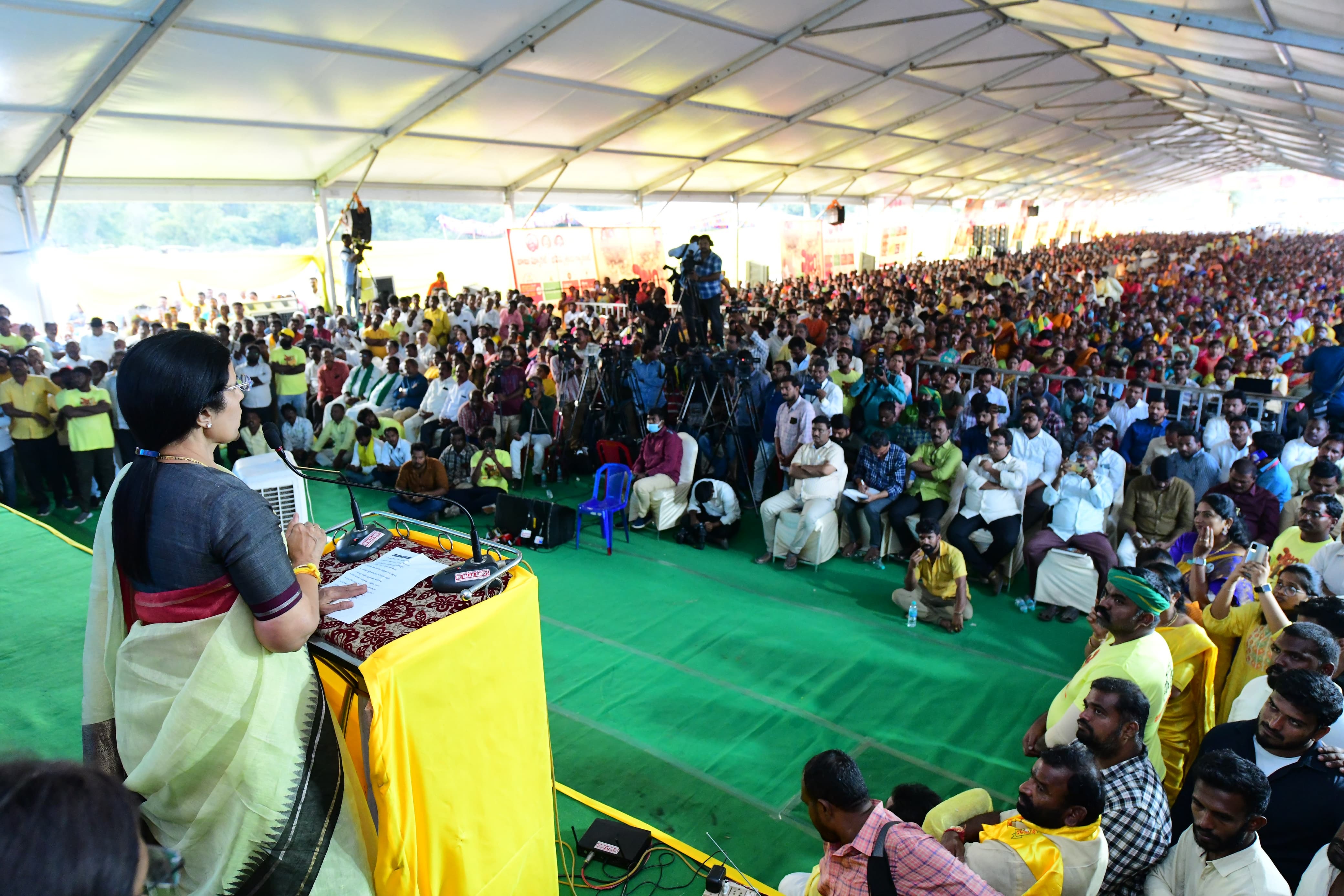 నిజం గెలవాలి సభలో ప్రసంగిస్తున్న నారా భువనేశ్వరి 