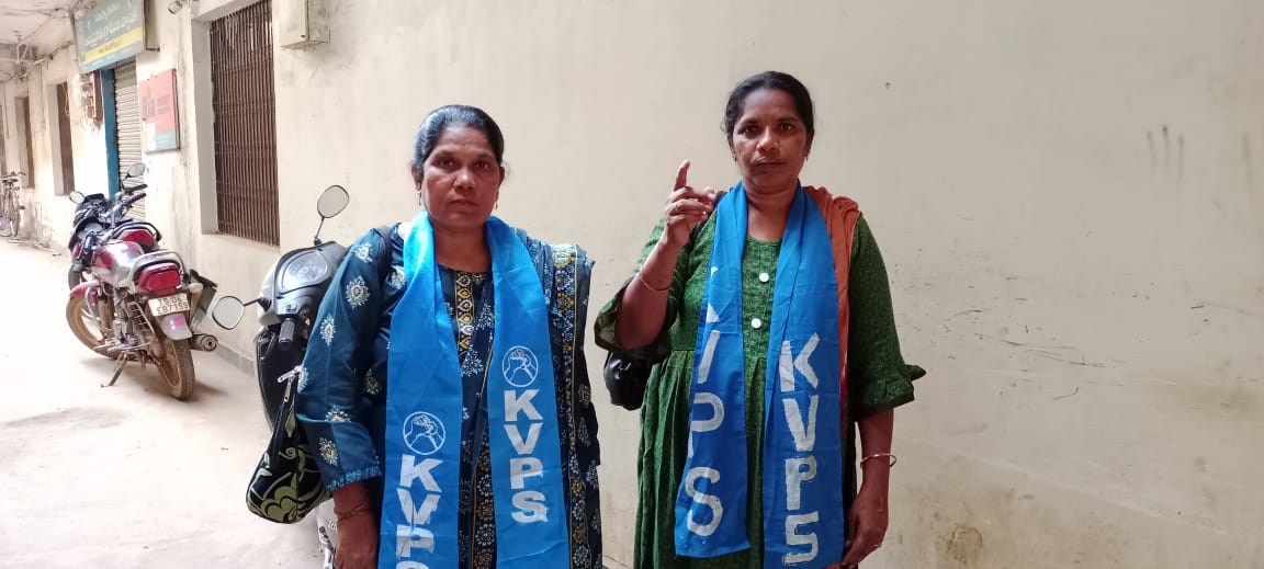 మాట్లాడుతున్న కేవీపీఎస్ నాయకురాలు రంగమ్మ