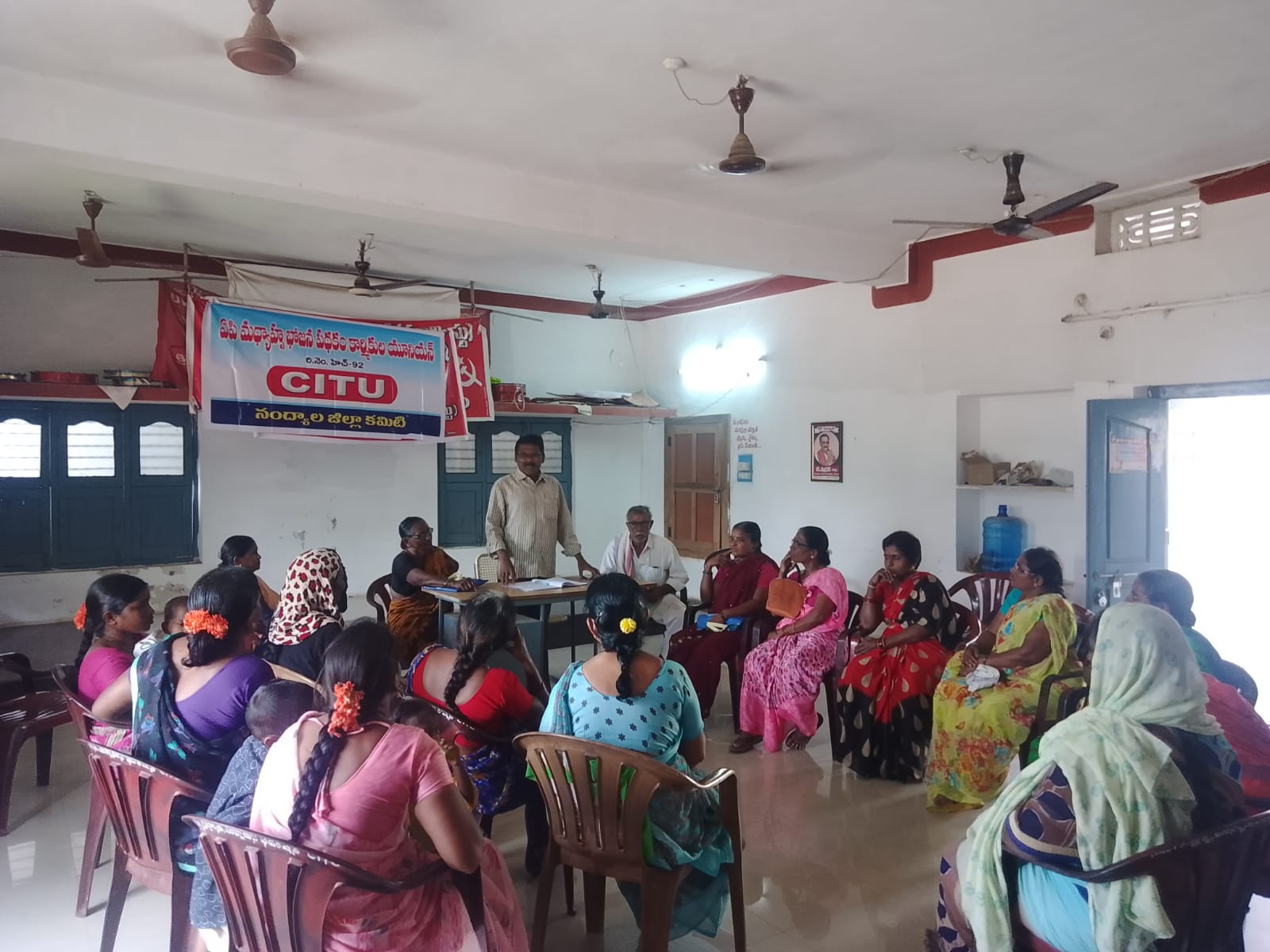 సమావేశంలో మాట్లాడుతున్న ఏసురత్నం