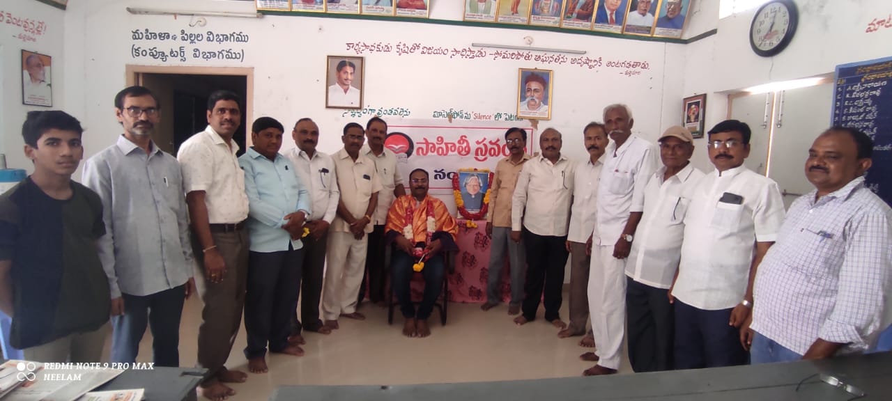  ఉపాధ్యాయులు మరియాదాస్‌ ను సన్మానిస్తున్న దృశ్యం