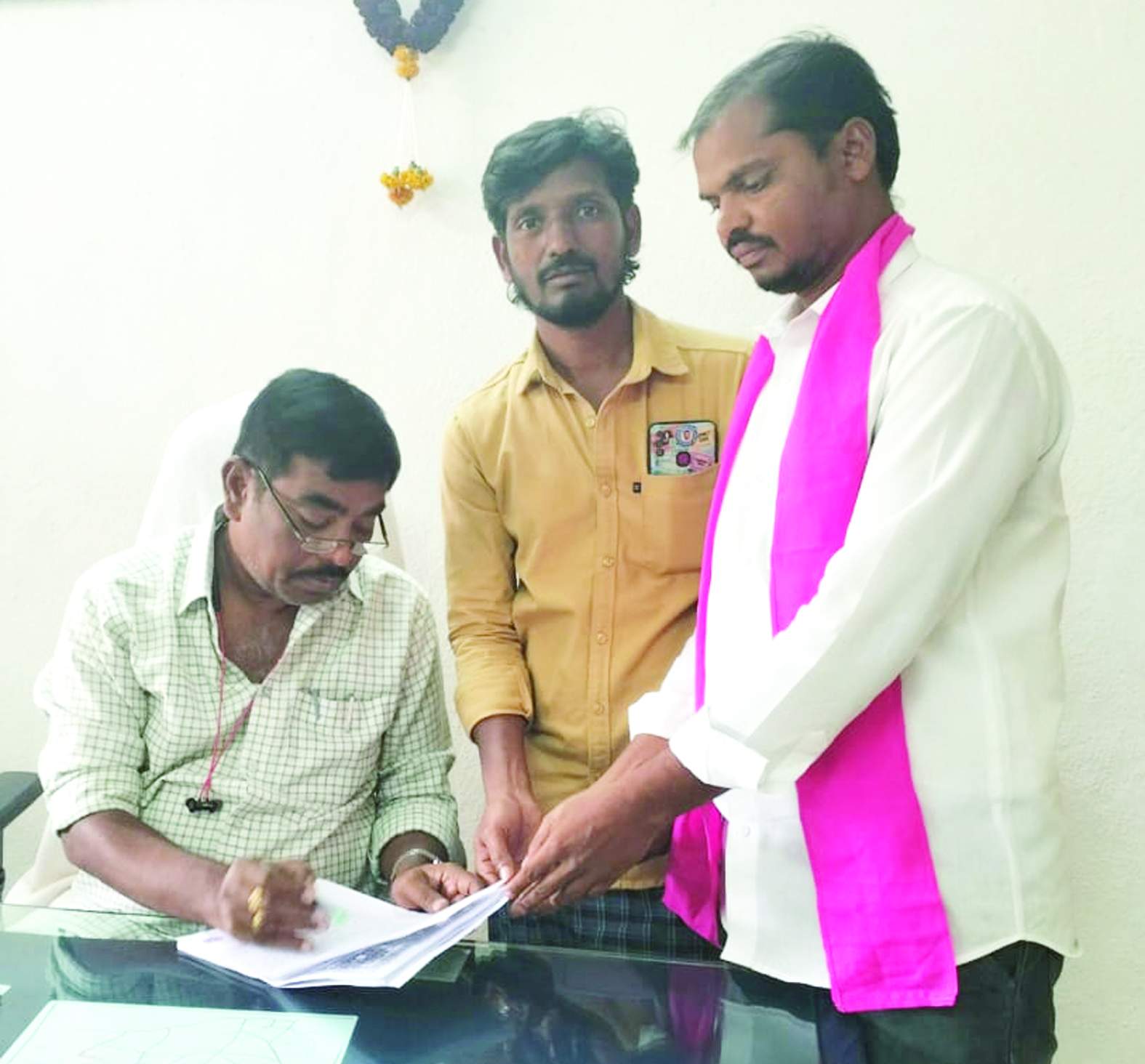 తహశీల్దార్‌కు వినతిపత్రం అందిస్తున్న నాయకులు