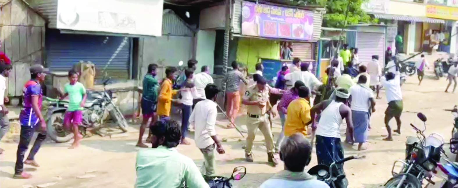 దాడులకు పాల్పడుతున్న ఇరు వర్గాలు