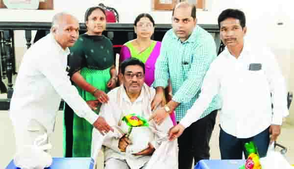 వృద్ధ ఓటర్లకు ఘన సన్మానం