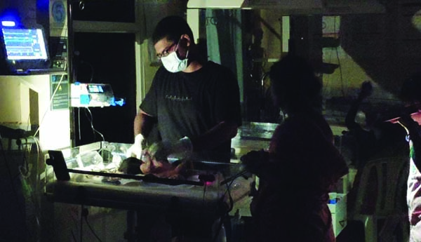 టార్చ్‌ లైట్‌ వెలుతురులో చిన్నారికి వైద్యం