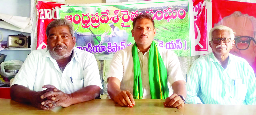 పొలాలకు సాగునీటిని సత్వరమే ఇవ్వండి
