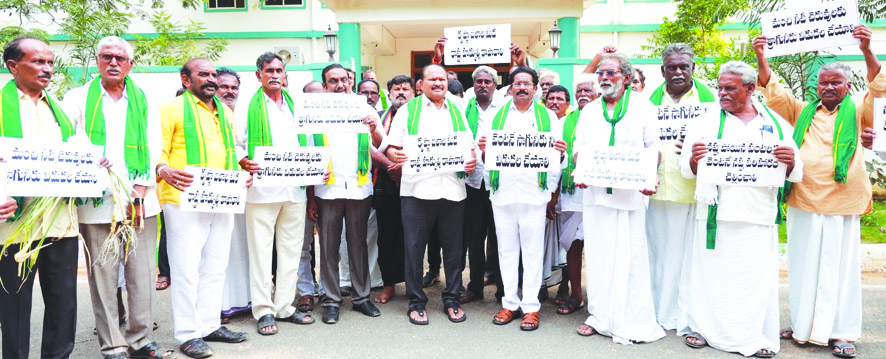  'సాగునీరివ్వకపోతే కలెక్టరేట్‌ను ముట్టడిస్తాం'
