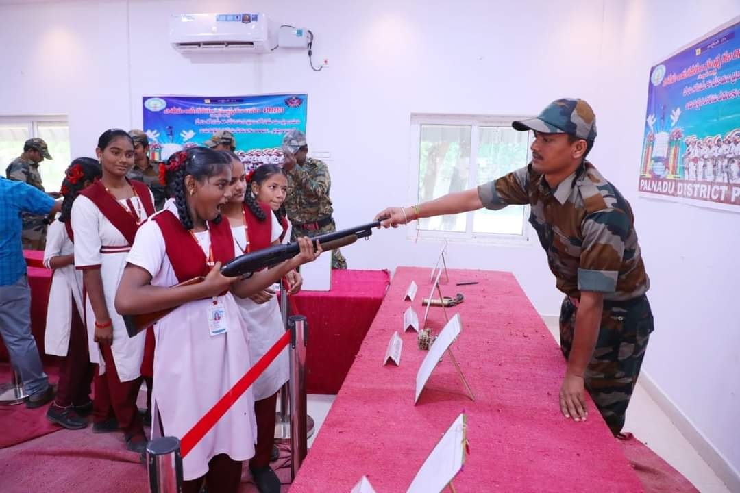 విద్యార్థులకు ఆయుధ ప్రదర్శన