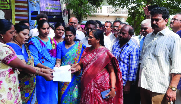 parents-protest-against-private-school-closed.